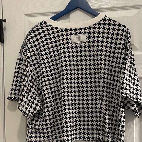 NWT...Nike Black and White Houndstooth Crop Tee with Red Swoosh - Picture 4 of 5